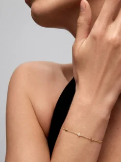 Pulsera de oro amarillo de 18K con 5 diamantes en talla brillante con un total de 0,04 cts