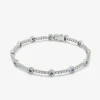 Pulsera de oro blanco de 18K con 143 diamantes en talla brillante con un total de 1,66 cts y 12 zafiros azules en talla brillante con un total de 0,5 cts