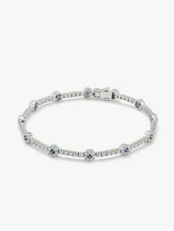 Pulsera de oro blanco de 18K con 143 diamantes en talla brillante con un total de 1,66 cts y 12 zafiros azules en talla brillante con un total de 0,5 cts