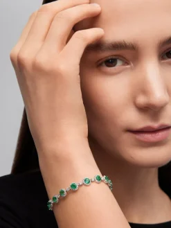 Pulsera de oro blanco de 18K con 16 esmeraldas en talla brillante con un total de 5,58 cts y 208 diamantes en talla brillante con un total de 2,73 cts