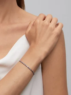 Pulsera de oro blanco de 18K con 37 diamantes en talla brillante con un total de 0,88 cts y 38 zafiros azules en talla brillante con un total de 0,95 cts