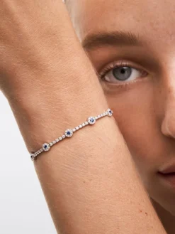 Pulsera de oro blanco de 18K con 143 diamantes en talla brillante con un total de 1,66 cts y 12 zafiros azules en talla brillante con un total de 0,5 cts