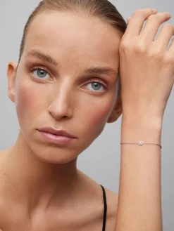 Pulsera de oro blanco de 18K con diamantes en talla brillante con un total de 0,12 cts