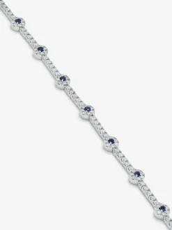 Pulsera de oro blanco de 18K con 143 diamantes en talla brillante con un total de 1,66 cts y 12 zafiros azules en talla brillante con un total de 0,5 cts