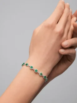Pulsera de oro blanco de 18K con 16 esmeraldas en talla brillante con un total de 5,58 cts y 208 diamantes en talla brillante con un total de 2,73 cts