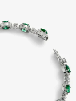 Pulsera de oro blanco de 18K con 16 esmeraldas en talla brillante con un total de 5,58 cts y 208 diamantes en talla brillante con un total de 2,73 cts