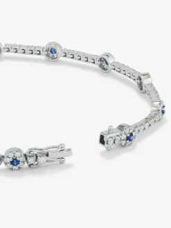 Pulsera de oro blanco de 18K con 143 diamantes en talla brillante con un total de 1,66 cts y 12 zafiros azules en talla brillante con un total de 0,5 cts
