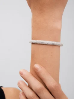 Pulsera r&iacute;gida de media ca&ntilde;a de oro blanco de 18K con pavé de diamantes