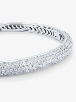 Pulsera r&iacute;gida de media ca&ntilde;a de oro blanco de 18K con pavé de diamantes