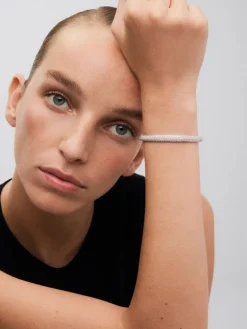 Pulsera r&iacute;gida de media ca&ntilde;a de oro blanco de 18K con pavé de diamantes