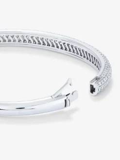 Pulsera r&iacute;gida de media ca&ntilde;a de oro blanco de 18K con pavé de diamantes