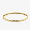 Pulsera r&iacute;gida de oro amarillo de 18K con 3 diamantes en talla brillante con un total de 0,07 cts