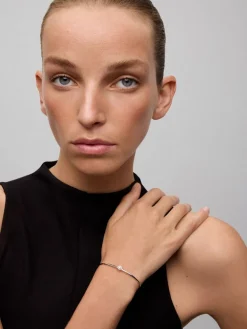 Pulsera r&iacute;gida de oro blanco de 18K con 11 diamantes en talla brillante con un total de 0,2 cts
