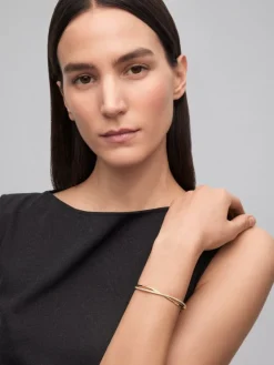 Pulsera r&iacute;gida de oro amarillo de 18K con diamantes blancos en talla brillante de 0,74 cts