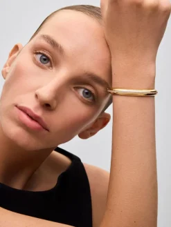 Pulsera r&iacute;gida de oro amarillo de 18K con pavé de diamantes en talla brillante