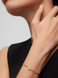 Pulsera r&iacute;gida de oro rosa de 18K con 11 diamantes en talla brillante con un total de 0,21 cts