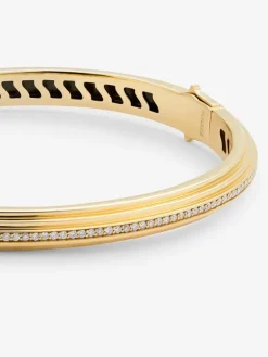 Pulsera r&iacute;gida de oro amarillo de 18K con 69 diamantes en talla brillante con un total de 0,42 cts