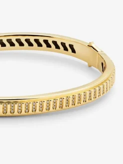 Pulsera r&iacute;gida de oro amarillo de 18K con 123 diamantes en talla brillante con un total de 0,3 cts