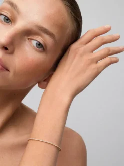 Pulsera r&iacute;gida de oro amarillo de 18K con 42 diamantes en talla brillante con un total de 0,75 cts