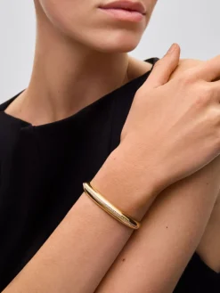 Pulsera r&iacute;gida de oro amarillo de 18K con pavé de diamantes en talla brillante