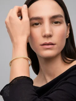 Pulsera r&iacute;gida de oro amarillo de 18K con 123 diamantes en talla brillante con un total de 0,3 cts