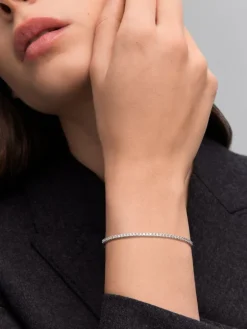 Pulsera r&iacute;gida de oro blanco de 18K con diamantes blancos en talla brillante de 1,04 cts