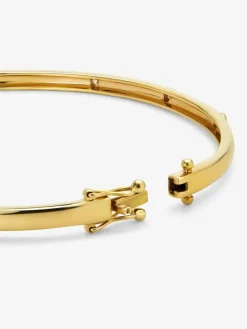 Pulsera r&iacute;gida de oro amarillo de 18K con 3 diamantes en talla brillante con un total de 0,07 cts