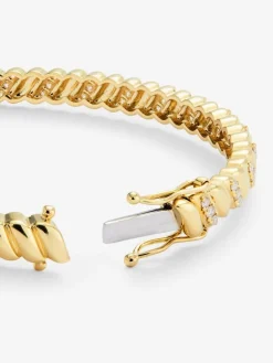 Pulsera r&iacute;gida de oro amarillo de 18K con diamantes blancos en talla brillante de 0,58 cts