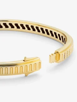 Pulsera r&iacute;gida de oro amarillo de 18K con 123 diamantes en talla brillante con un total de 0,3 cts