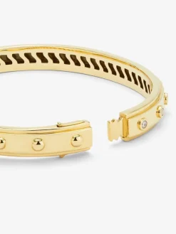 Pulsera r&iacute;gida de oro amarillo de 18K con 11 diamantes en talla brillante con un total de 0,36 cts