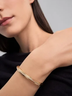 Pulsera r&iacute;gida de oro amarillo de 18K con 69 diamantes en talla brillante con un total de 0,42 cts