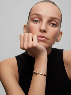 Pulsera r&iacute;gida de oro amarillo de 18K con 61 diamantes en talla brillante con un total de 0,23 cts y forma de tigre