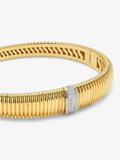 Pulsera r&iacute;gida gallonada de oro blanco y amarillo de 18K con pavé de diamantes en talla brillante con un total de 0,16 cts