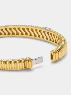 Pulsera r&iacute;gida gallonada de oro blanco y amarillo de 18K con pavé de diamantes en talla brillante con un total de 0,16 cts