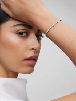 Pulsera rivière de oro blanco de 18K con 155 diamantes en talla brillante con un total de 2,09 cts