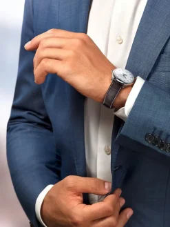 Reloj de acero inoxidable con correa de piel de caim&aacute;n marrón, cristal de zafiro y movimiento autom&aacute;tico