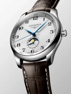 Reloj de acero inoxidable con correa de piel de caim&aacute;n marrón, cristal de zafiro y movimiento autom&aacute;tico