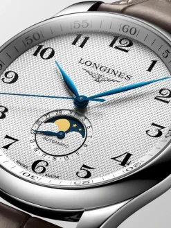 Reloj de acero inoxidable con correa de piel de caim&aacute;n marrón, cristal de zafiro y movimiento autom&aacute;tico