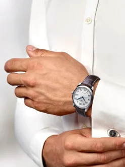 Reloj Longines Master de acero inoxidable con correa de piel de caim&aacute;n marrón, cristal de zafiro y movimiento autom&aacute;tico