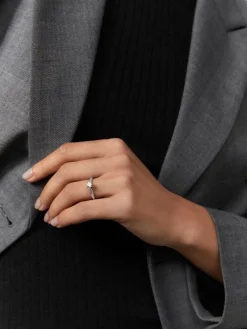 Solitario de compromiso de oro blanco de 18K con diamante central de 0,70 quilates